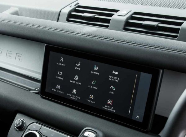 Информационната система разчита на почти сто отделни микропроцесора, което я прави доста по-бърза от досегашната, използвана от Land Rover